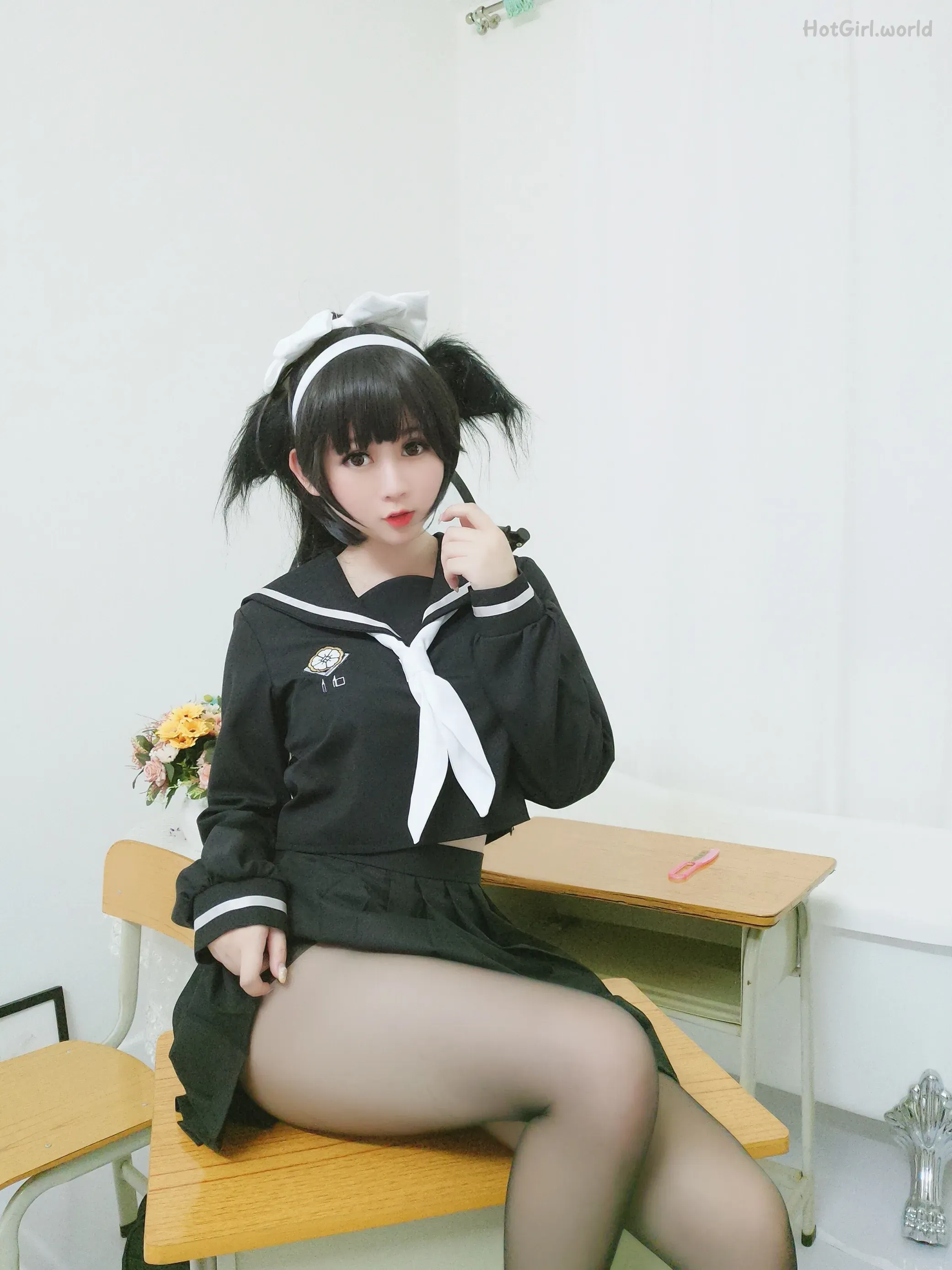 Coser-蜜桃少女是依酱呀-爱岩 第1张图