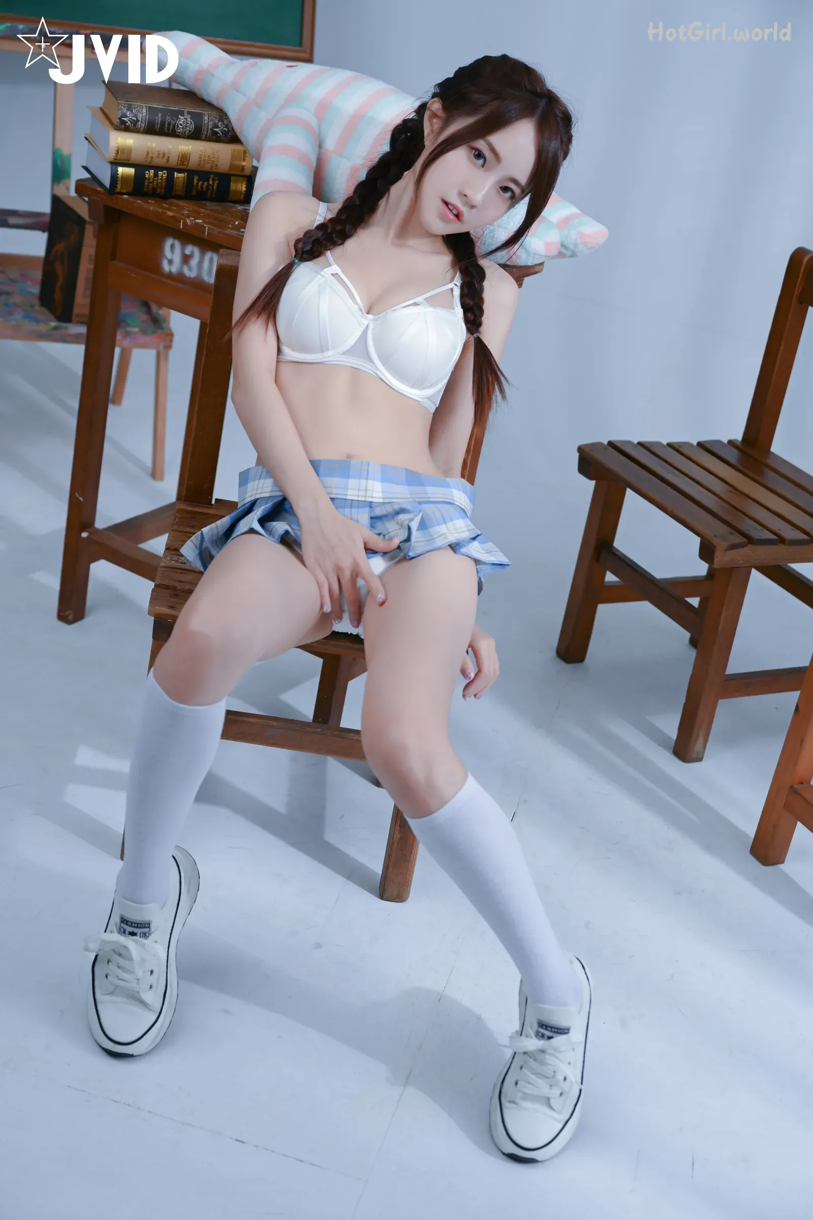 JVID-Jia Jia Er-佳佳兒-Little Girl Taking Off Her School Uniform 第8张图