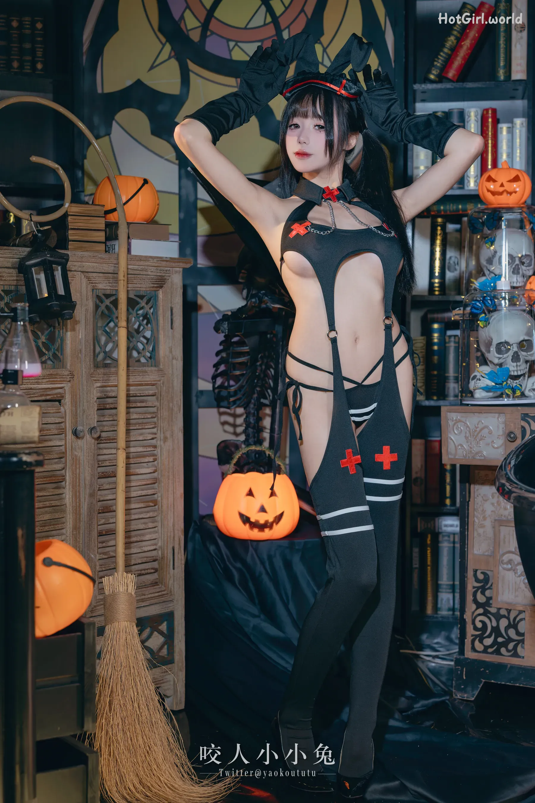 Coser-黏黏团子兔-万圣节看护士 第2张图