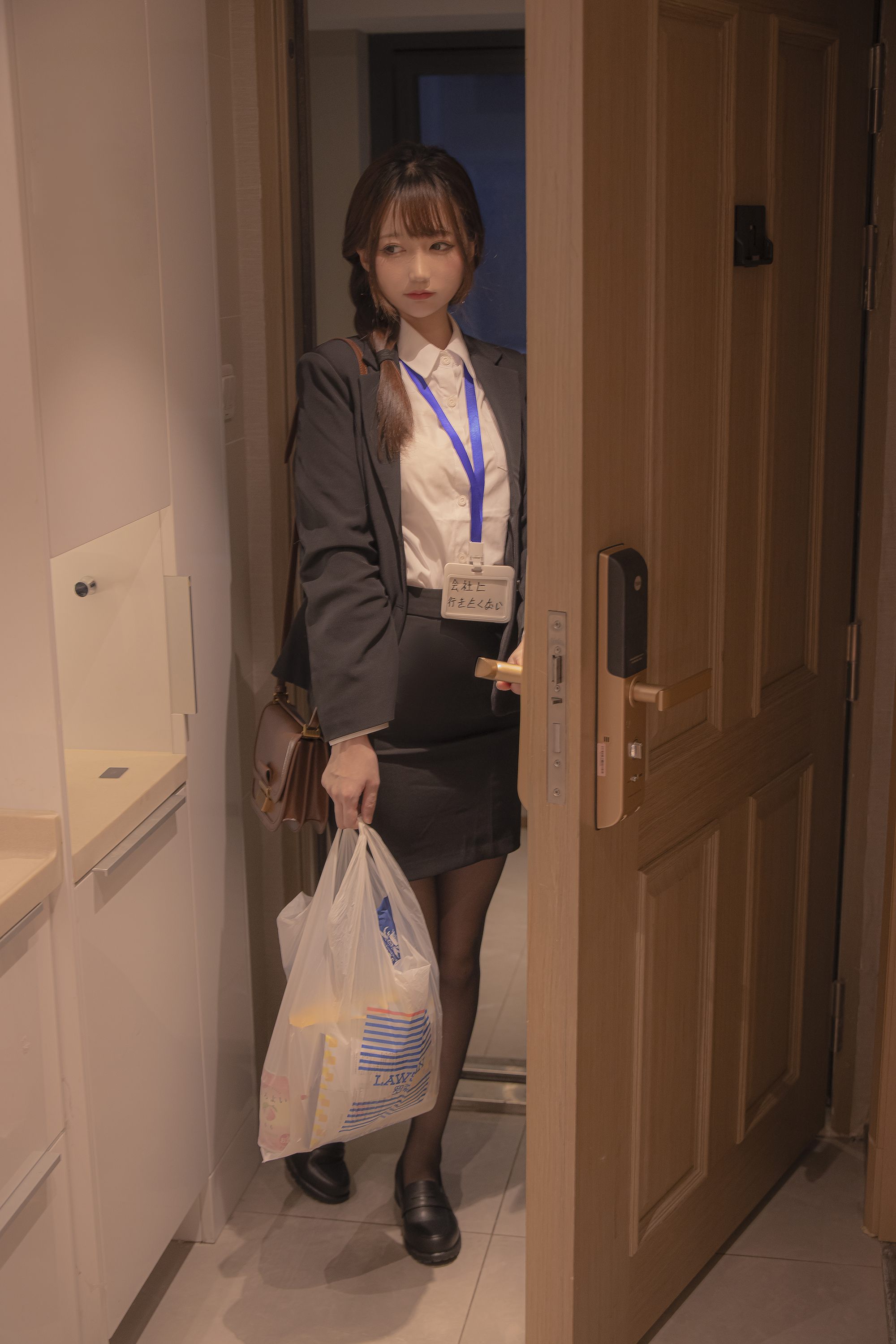 Coser@NAGISA魔物喵: 醉酒的办公室女郎 (105 photos + 1 video) 第1张图