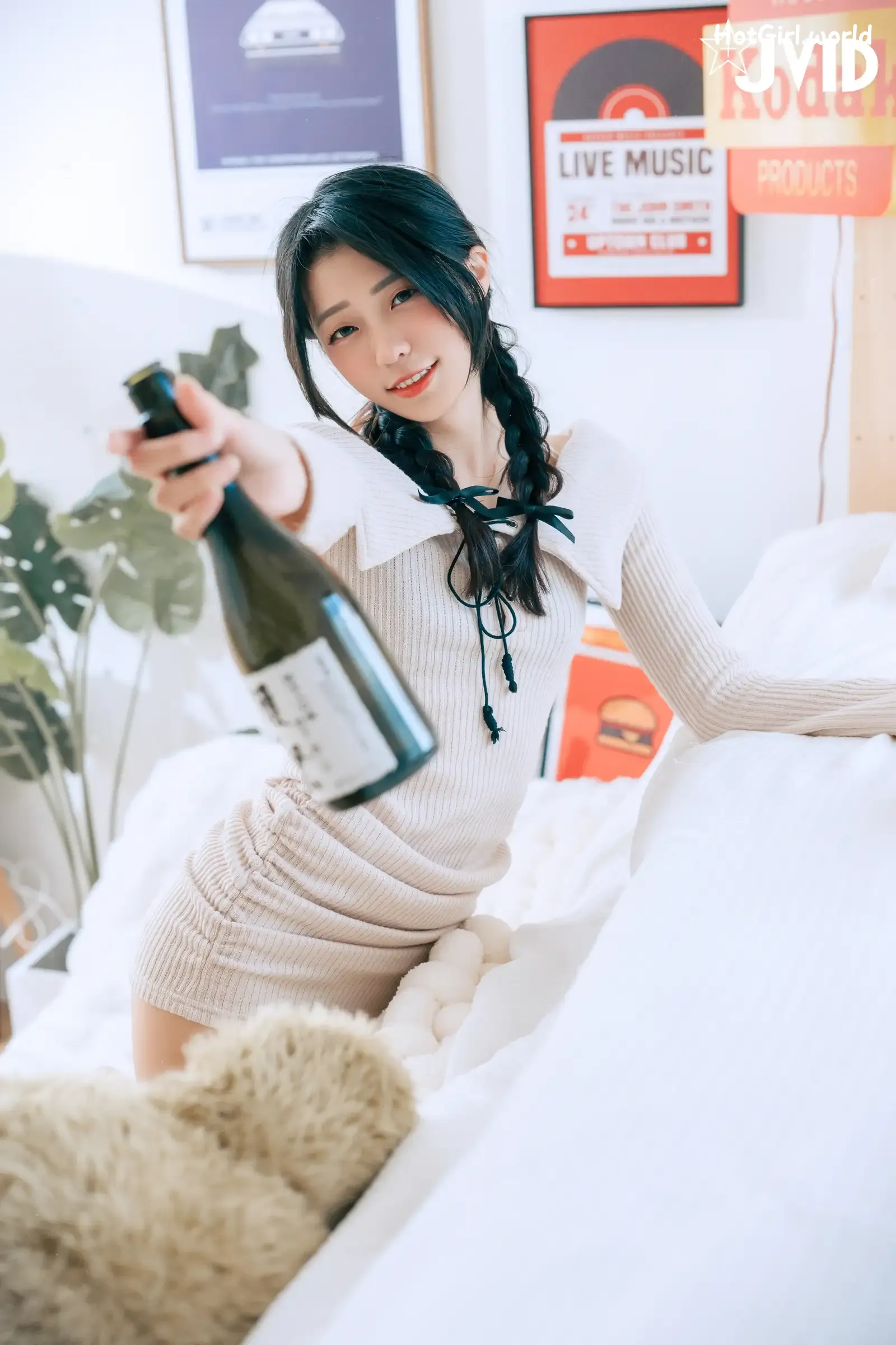 JVID-妍妍-Angel-生日酒醉の強制性侵－妍妍-喝醉遭友人帶回脫光侵犯-開腿露出美鮑-主動撫摸肉棒 第197张图