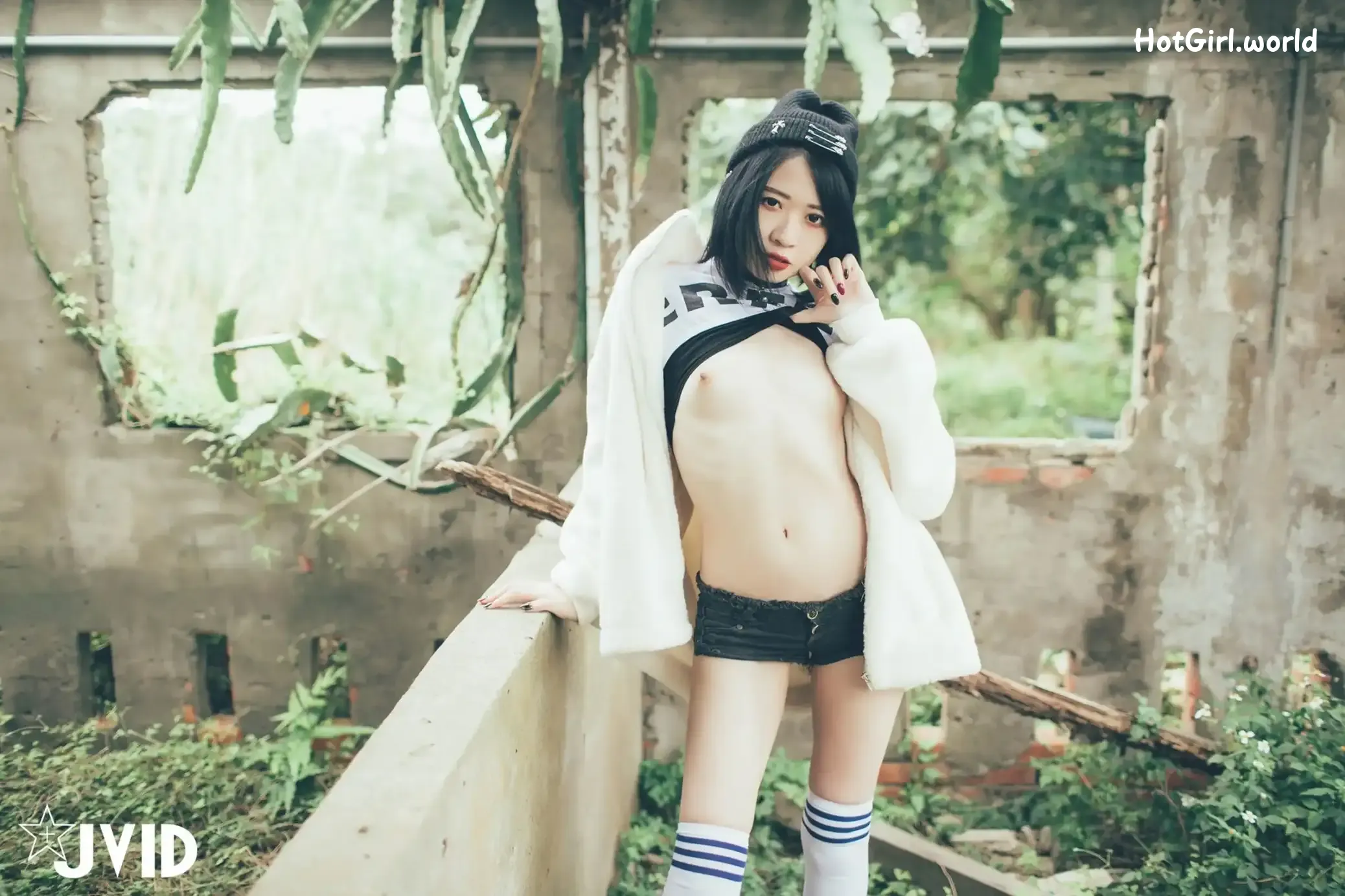 JVID-卯咪-高顏值美女卯咪野外露出でストレス発散するが通りすがりの覗き男に視姦され 第6张图