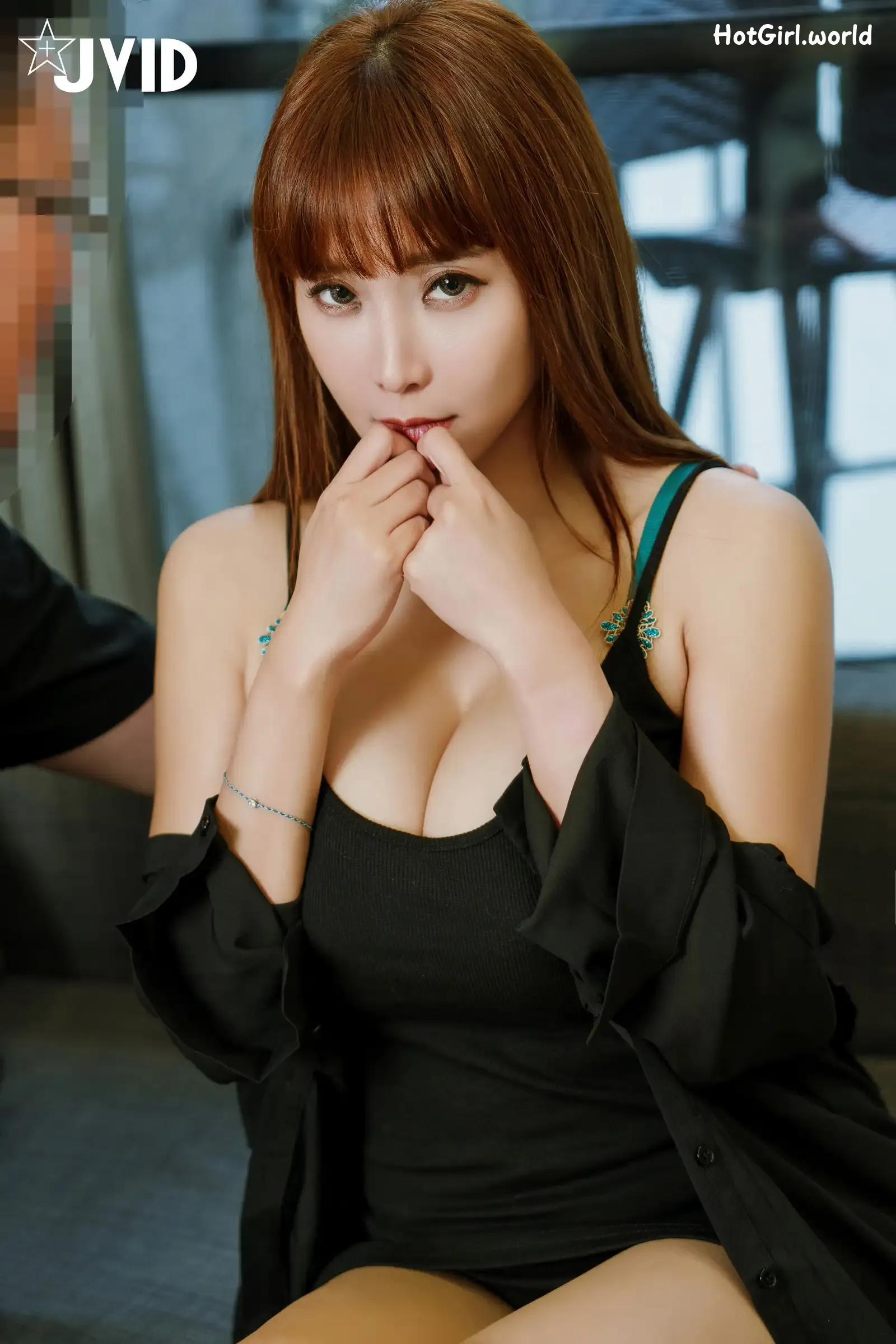 JVID-Lele-樂樂-在下屬面前強姦他老婆，讓下屬好好看看自己老婆為了滿足上司賣力搖晃自己淫蕩身體，最後還射在妻子身上給足了滿滿的愛液 第45张图