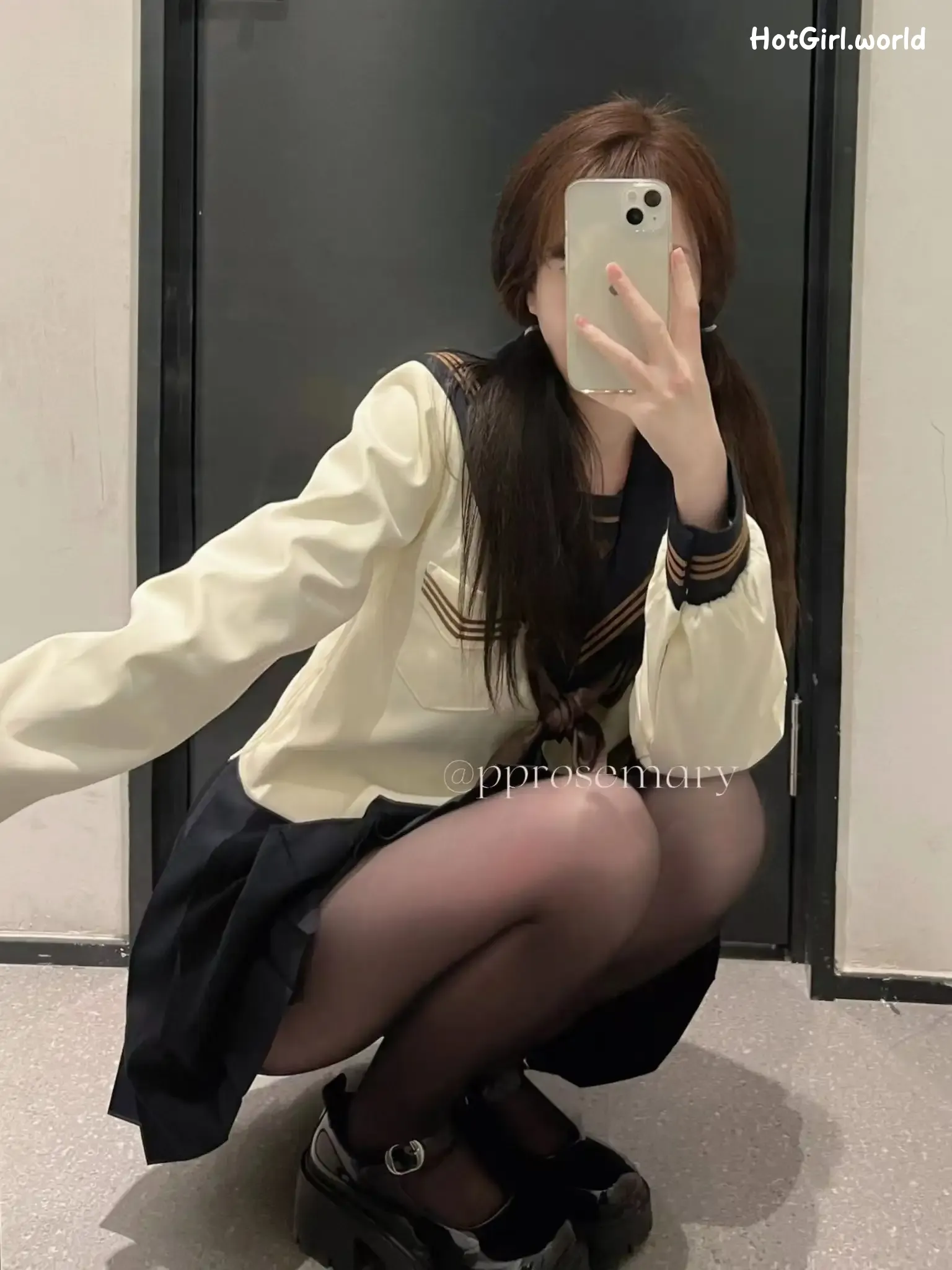 Coser-pprosemary-白虎一线天-jk少女福利姬 第4张图