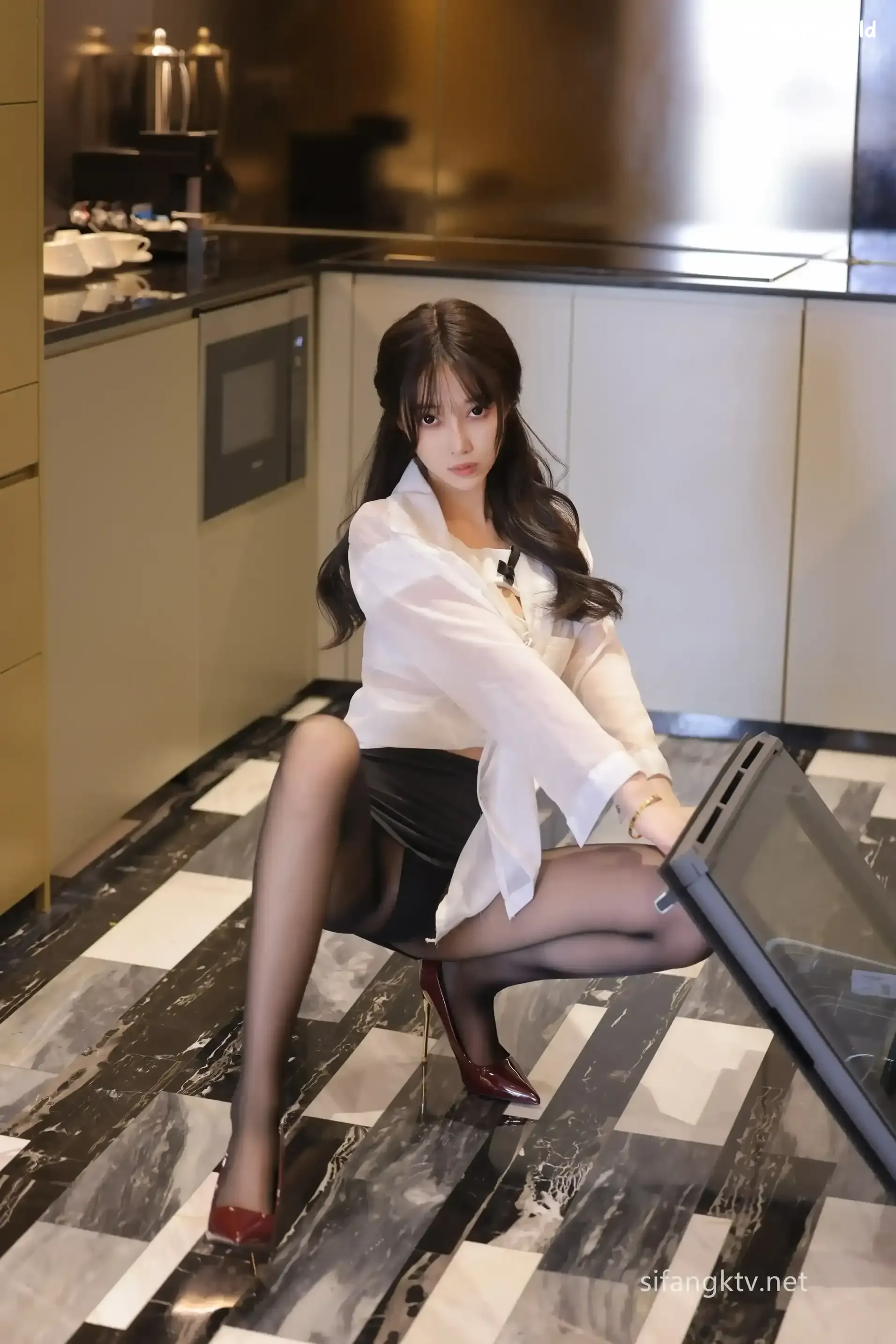 XR Uncensored-玥儿玥er-R18-秀人网模特-厨娘 第4张图