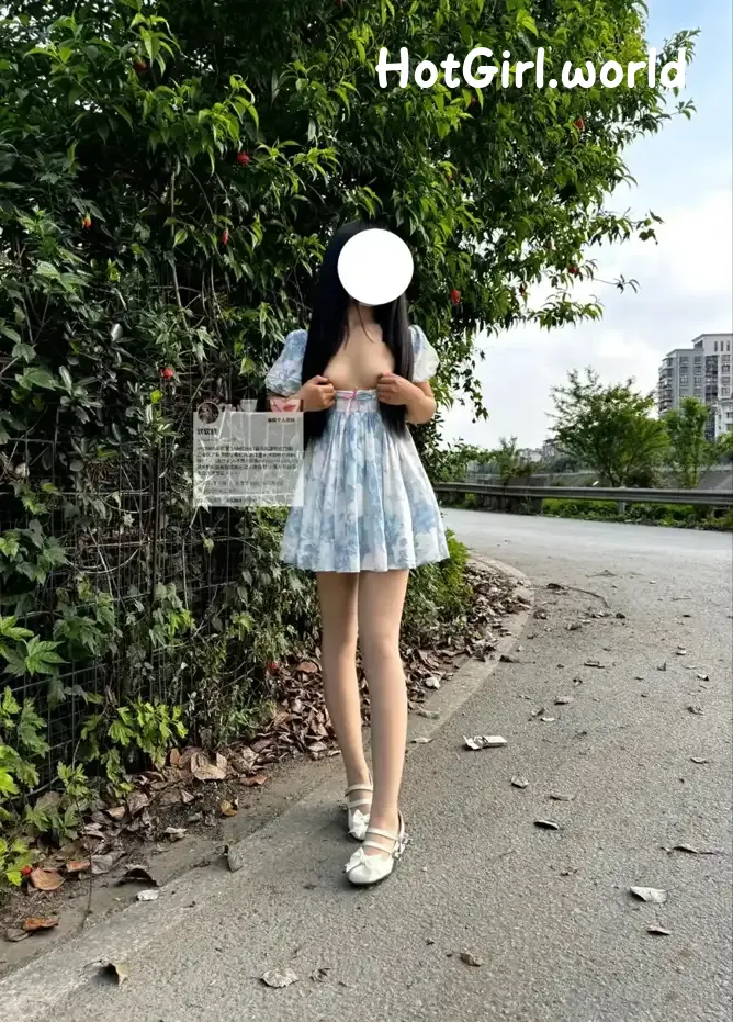 Coser-软软酱-白虎萝莉私拍户外露出 第49张图