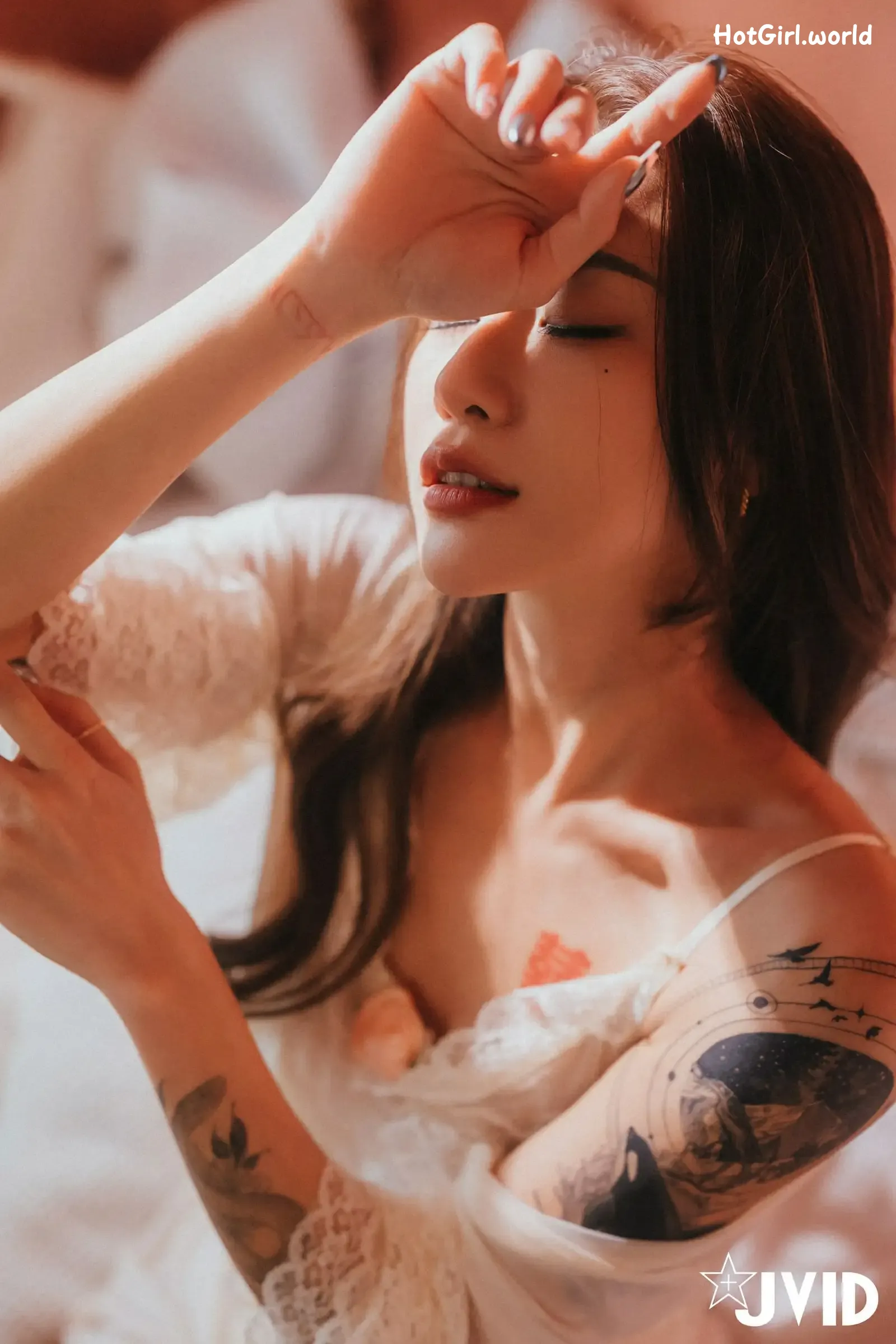 JVID-Lara-雙囍-獨留的時光-與雙囍纏綿在浪漫花房的情緒與身體交流 第90张图