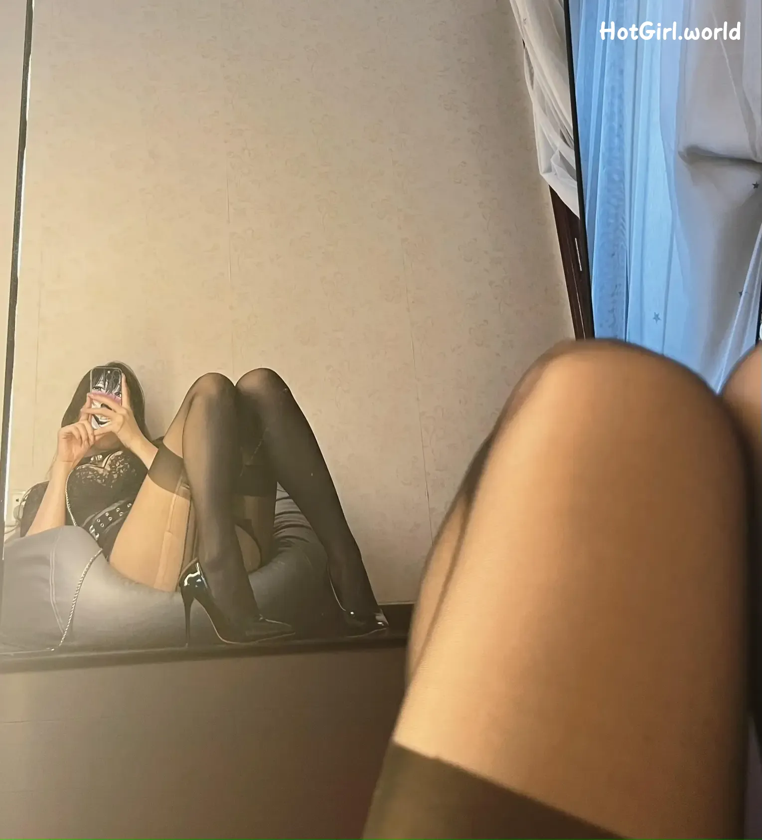 可可西yyy-黑丝黑皮短裤黑蕾丝 第17张图