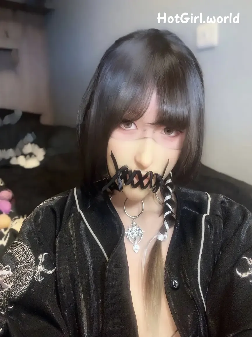 Coser-不得惹-iuueas-反差少女露出-小小年纪就这么放荡 第28张图