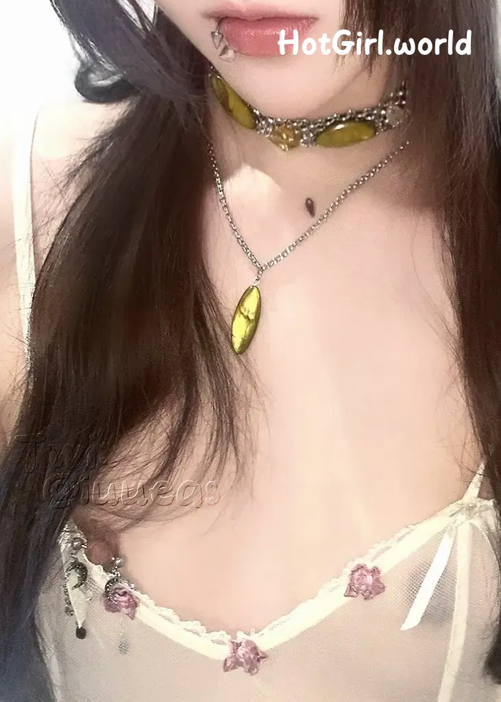 Coser-不得惹-iuueas-反差少女露出-小小年纪就这么放荡 第34张图