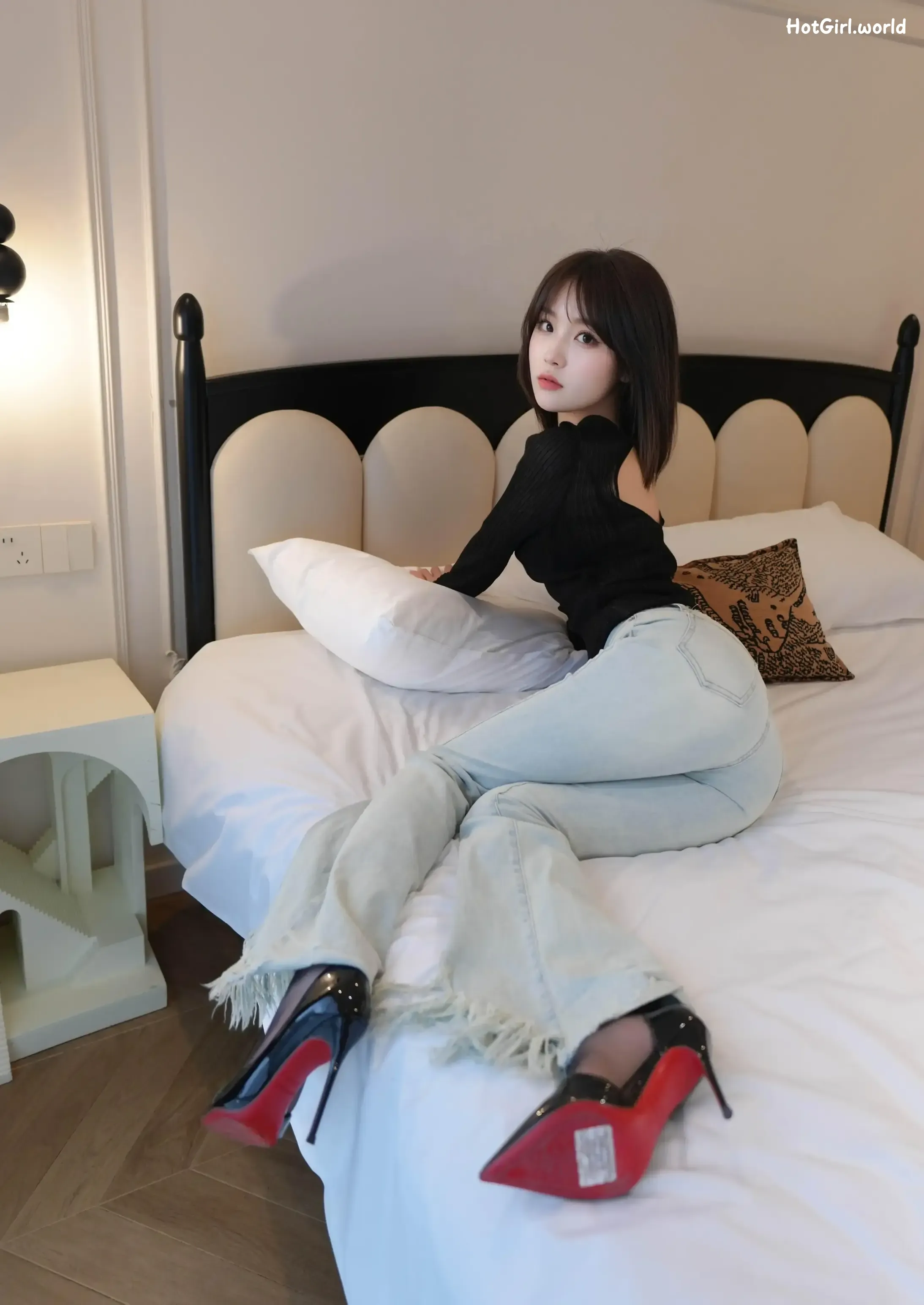 XR Uncensored-汁汁-R18-秀人网模特-牛仔裤下的虾线黑丝 第13张图