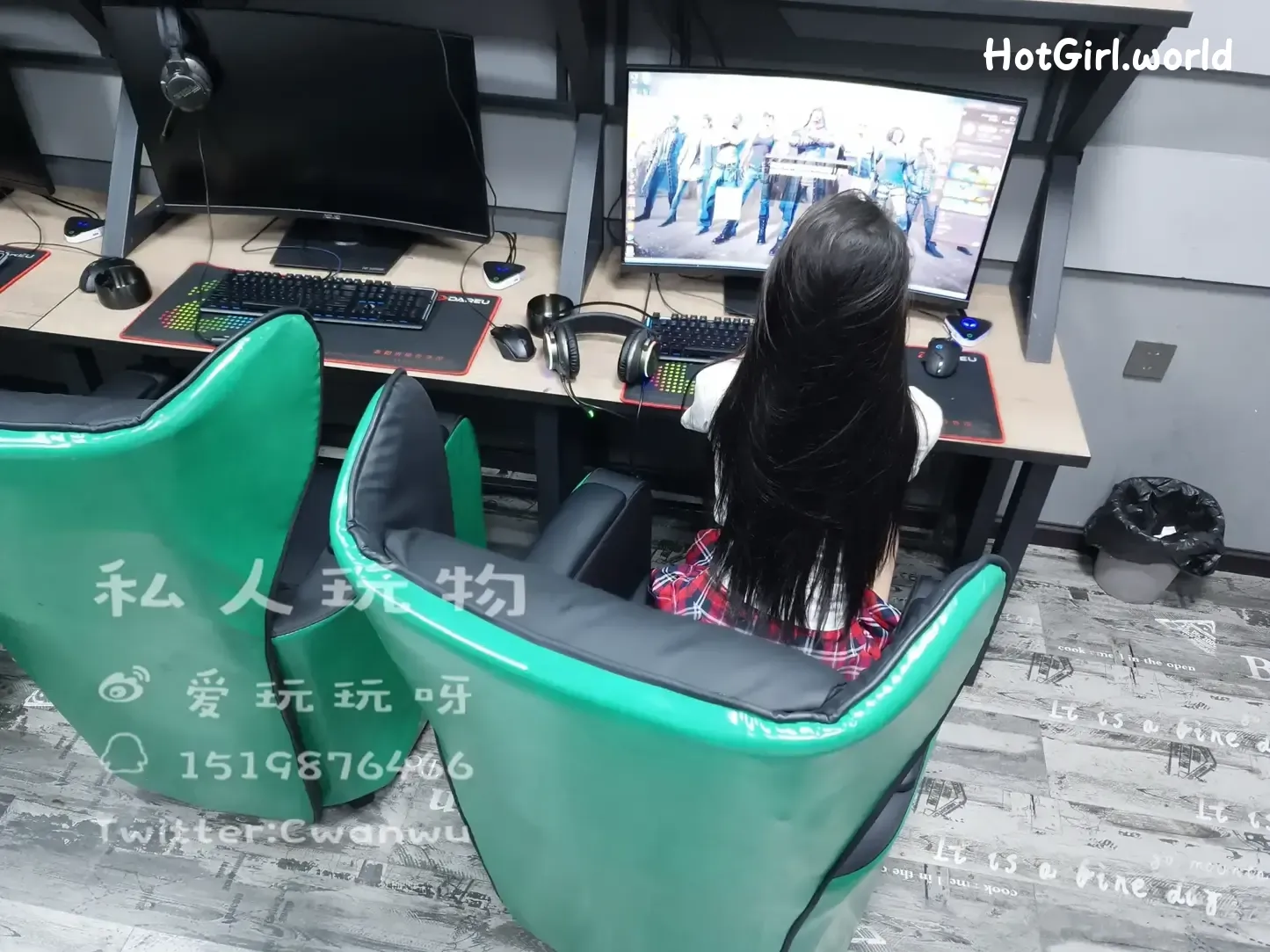 Coser-私人玩物-网吧露出（4 videos） 第2张图