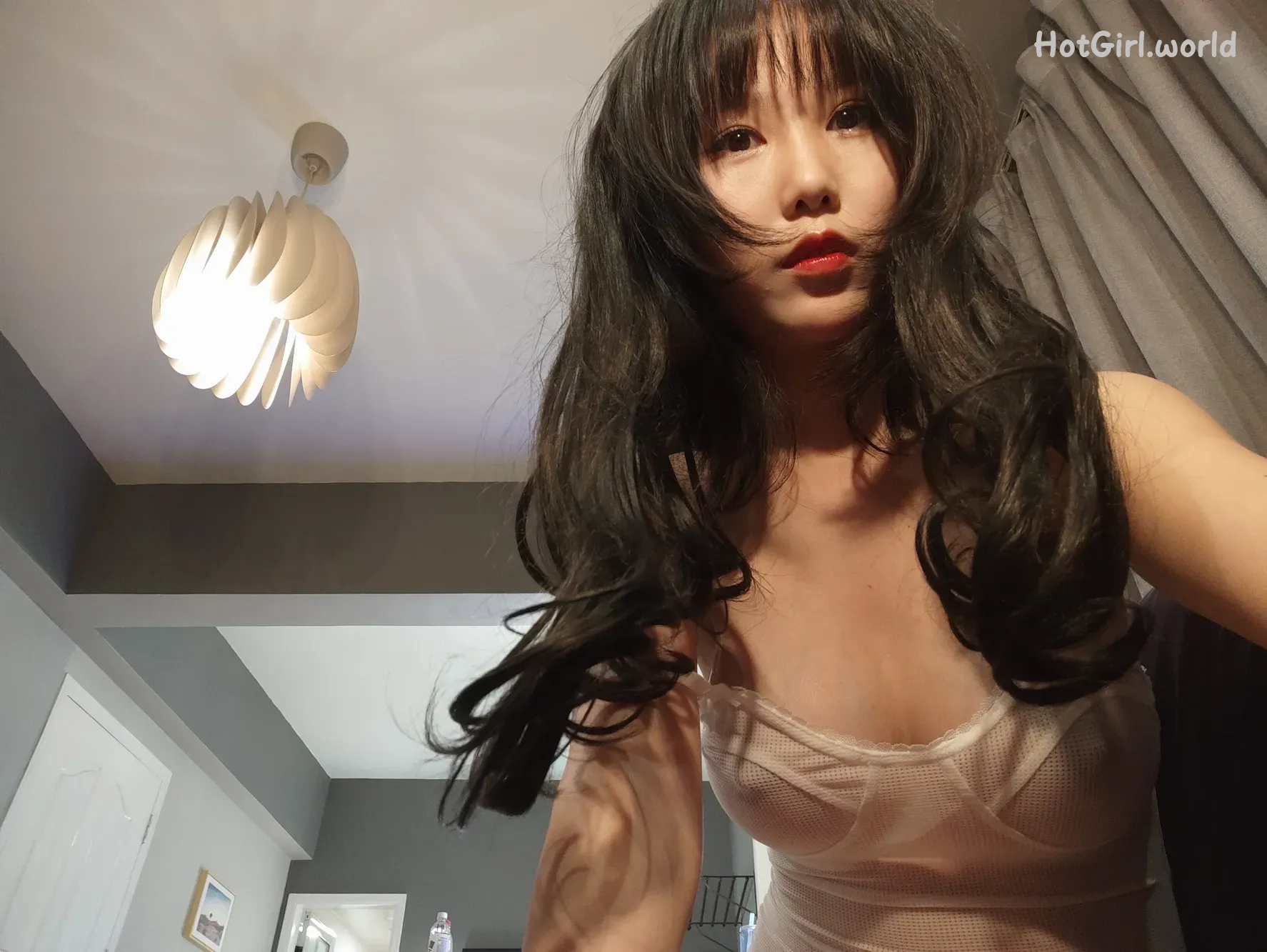 Coser-抖娘-利世-透视吊带自拍 第4张图