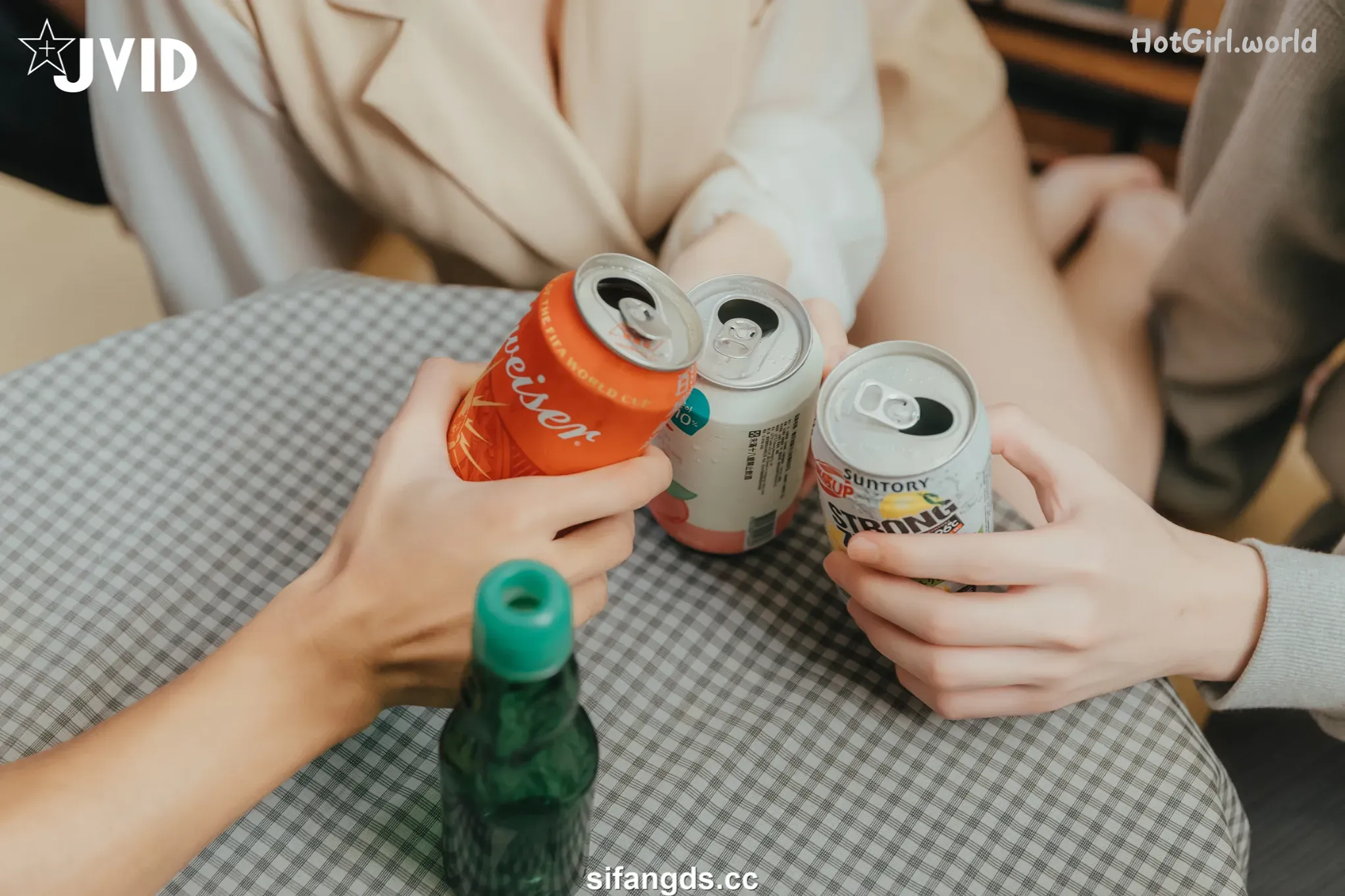 JVID-月台尼-Tiny-女大生-交友不慎-被學長們酒後亂性-原本要慶祝-Tiny拿到獎學金-現在身上都是獎學精 第2张图