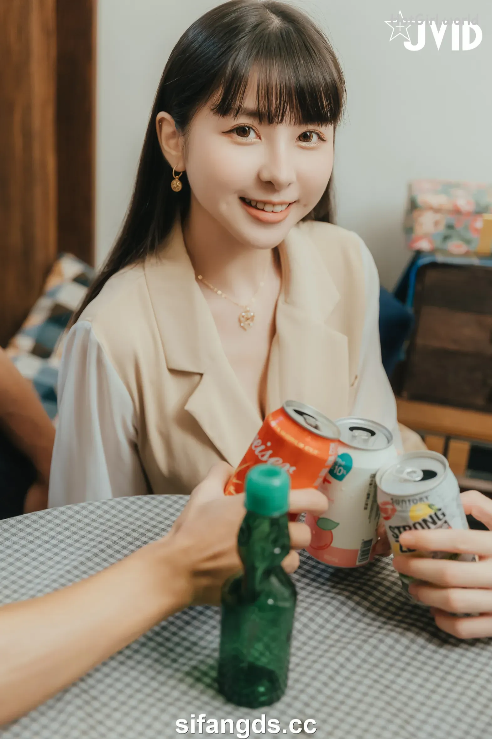 JVID-月台尼-Tiny-女大生-交友不慎-被學長們酒後亂性-原本要慶祝-Tiny拿到獎學金-現在身上都是獎學精 第3张图