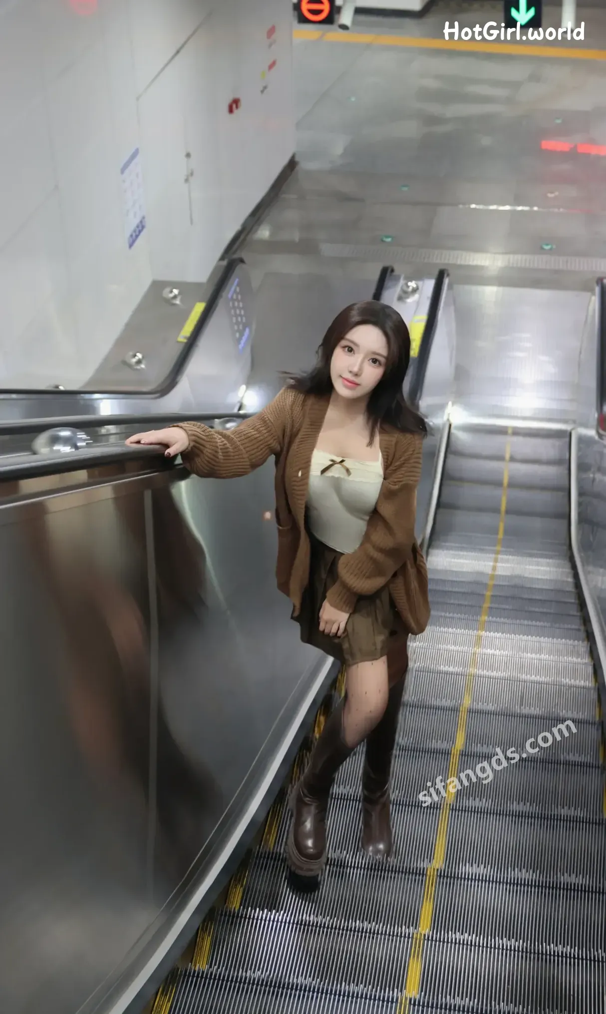 XR Uncensored-小薯条-nienie-R18-秀人网模特-25年首秀-地铁站露出 第12张图