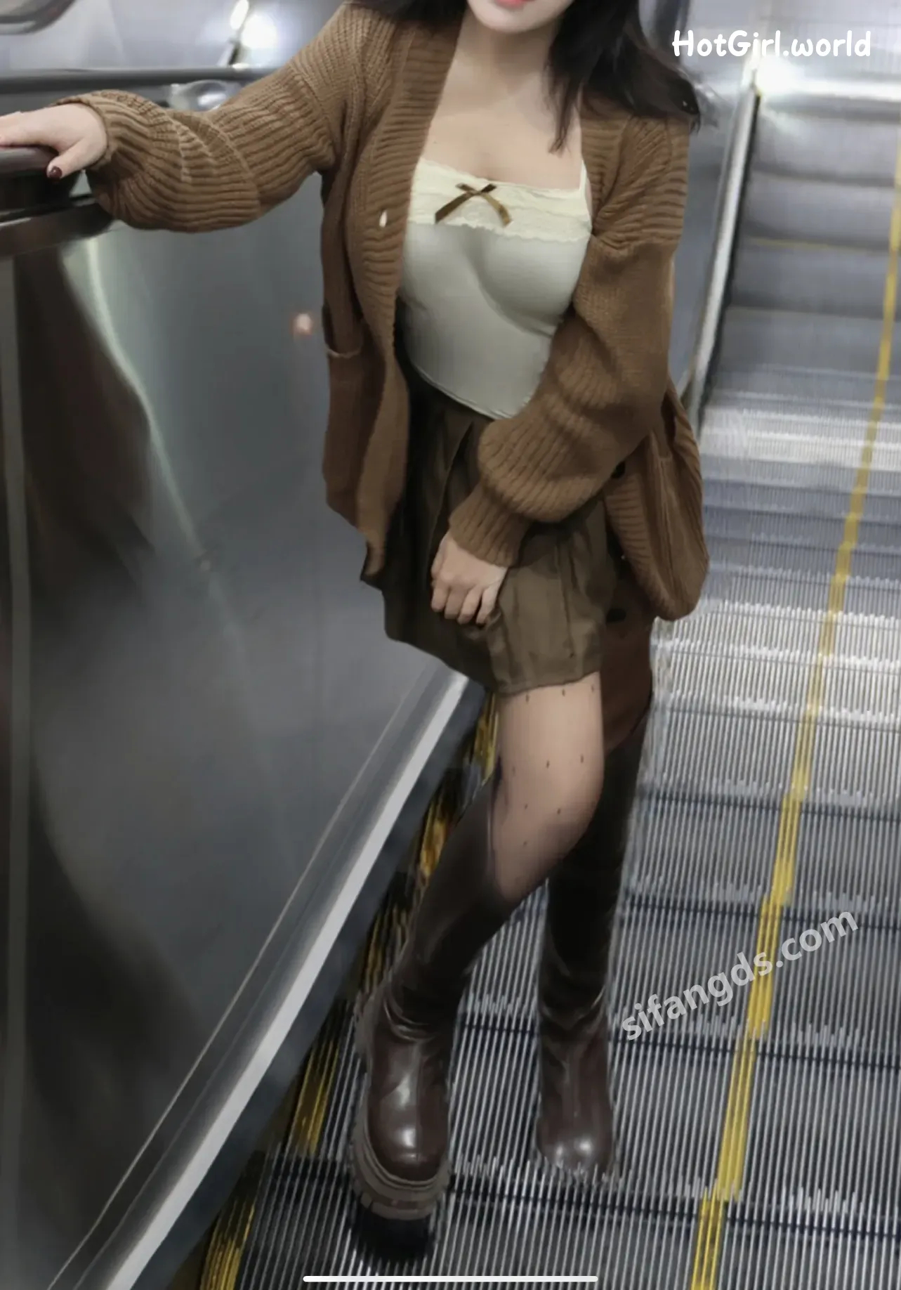 XR Uncensored-小薯条-nienie-R18-秀人网模特-25年首秀-地铁站露出 第15张图