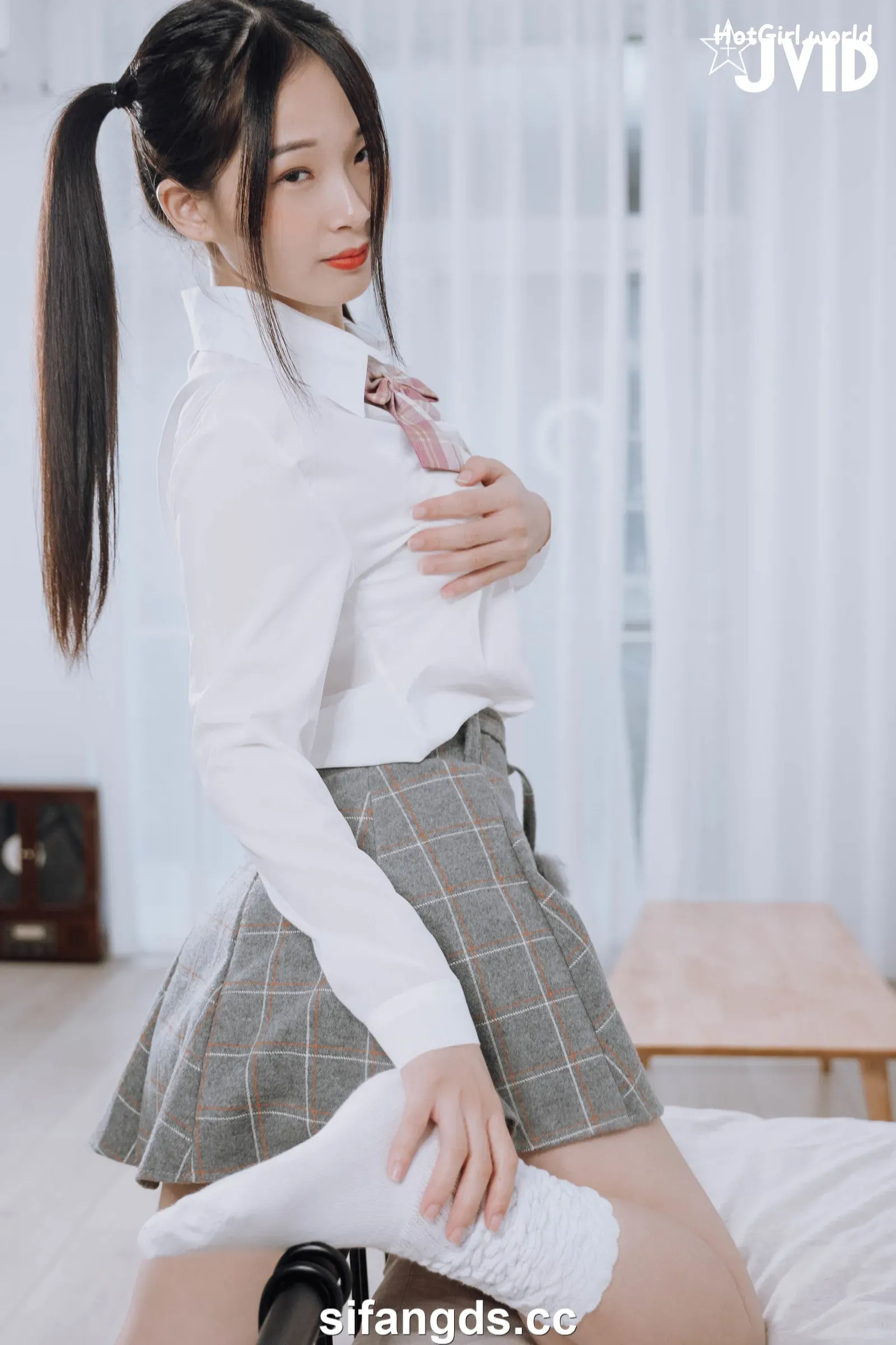 JVID-婕咪-Juice-雙馬尾女孩婕咪想在學長的胯下依偎-全裸無遮四點全開 第3张图
