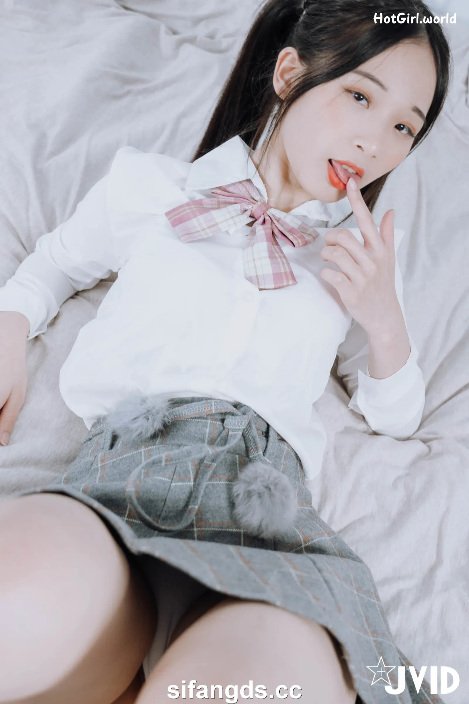 JVID-婕咪-Juice-雙馬尾女孩婕咪想在學長的胯下依偎-全裸無遮四點全開 第4张图