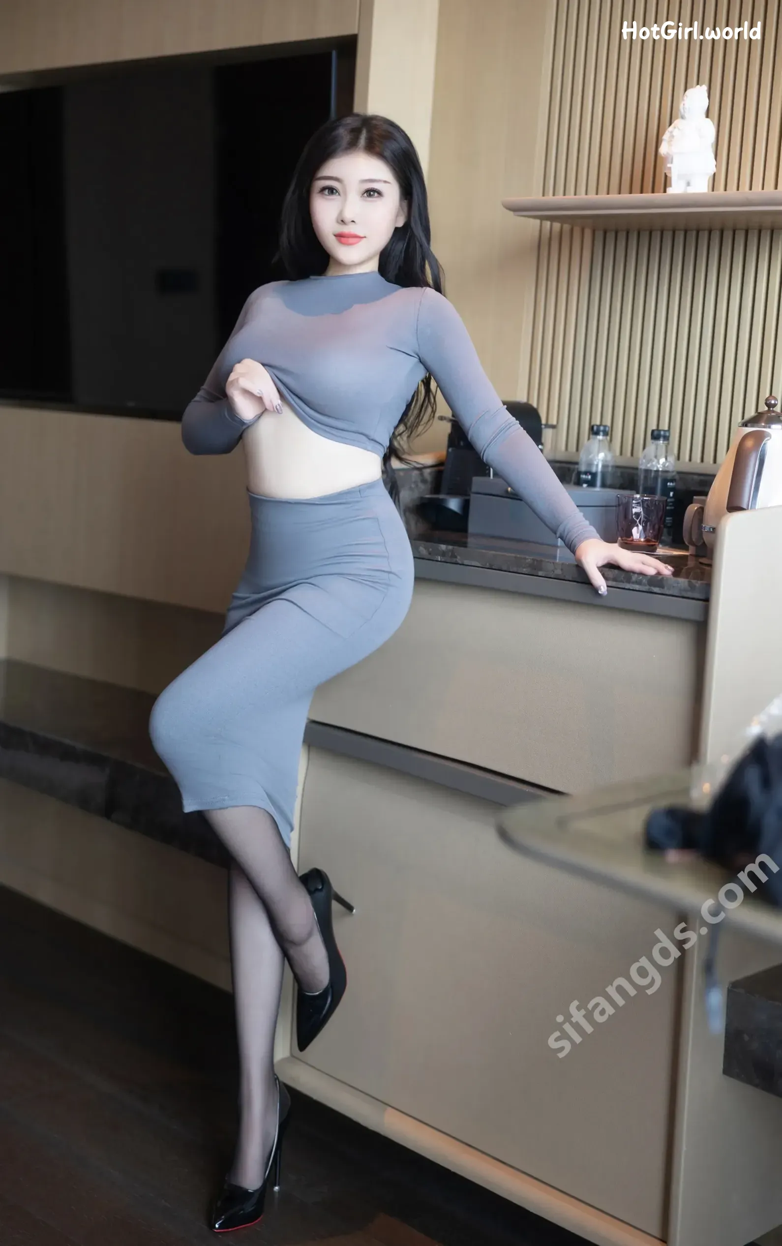 XR-Uncensored-白洁Bessie-R18-秀人网模特-哺乳期黑丝紧身裙 第2张图