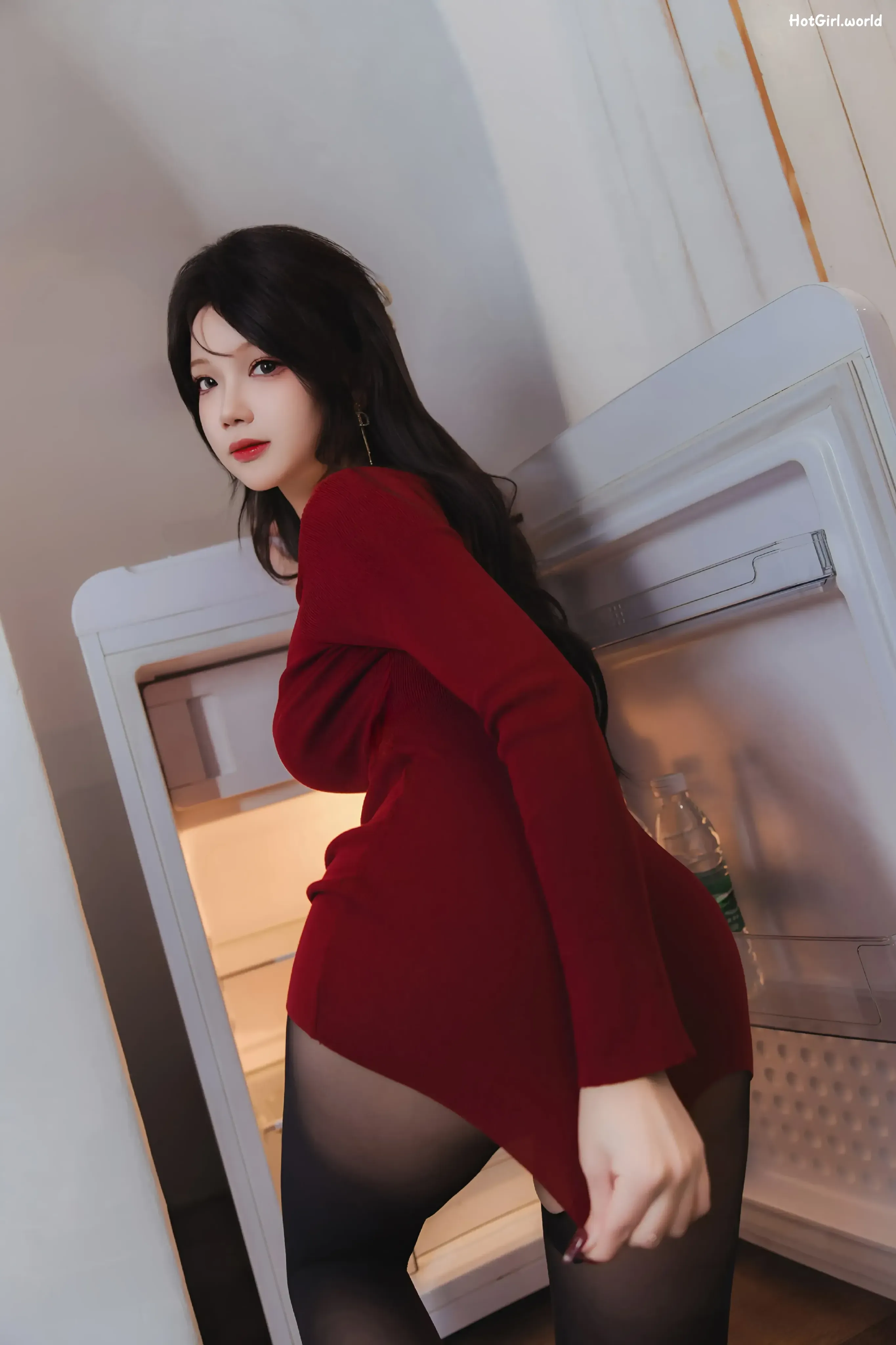 Coser-雪晴-Astra-红裙黑丝小娇妻 第10张图