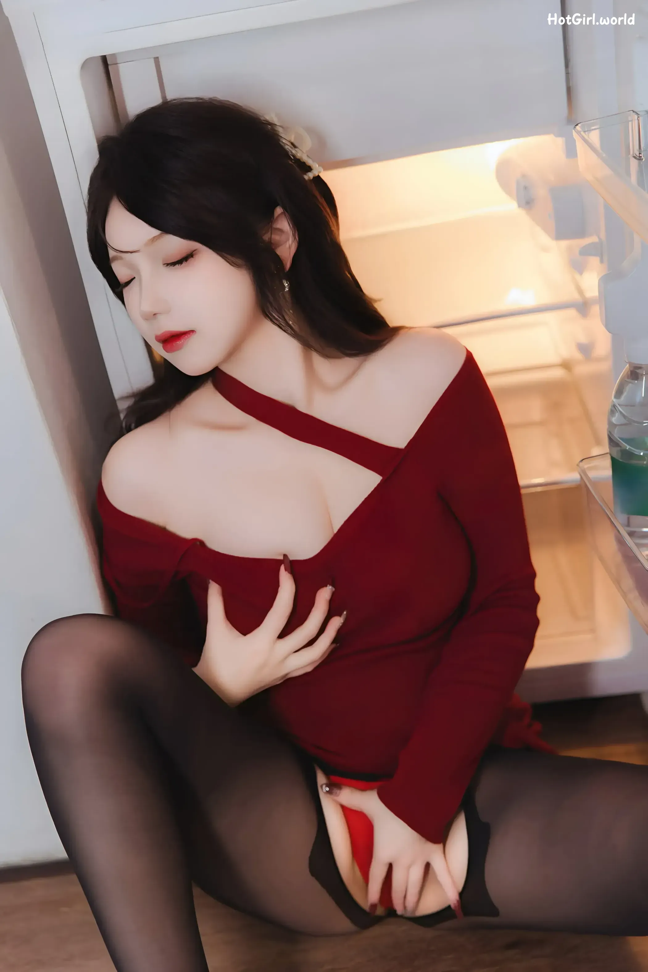 Coser-雪晴-Astra-红裙黑丝小娇妻 第12张图