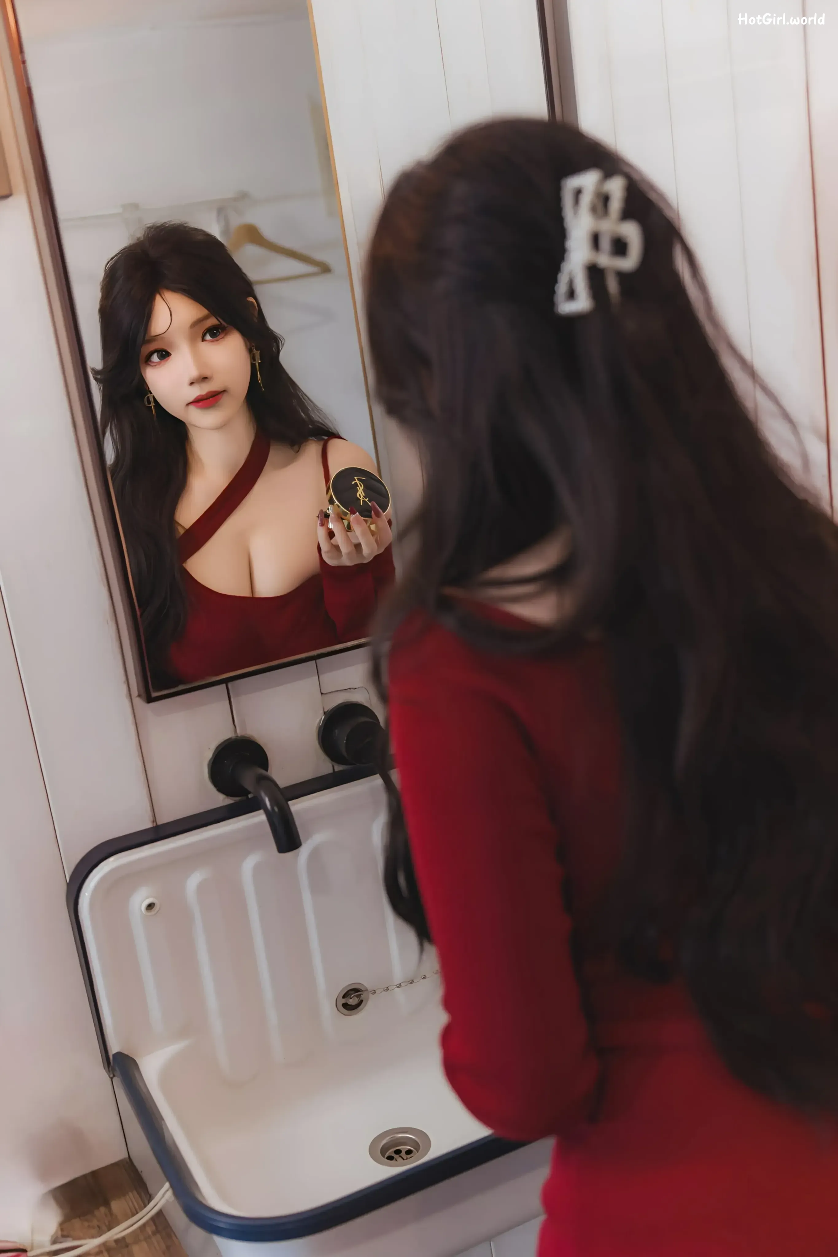 Coser-雪晴-Astra-红裙黑丝小娇妻 第13张图