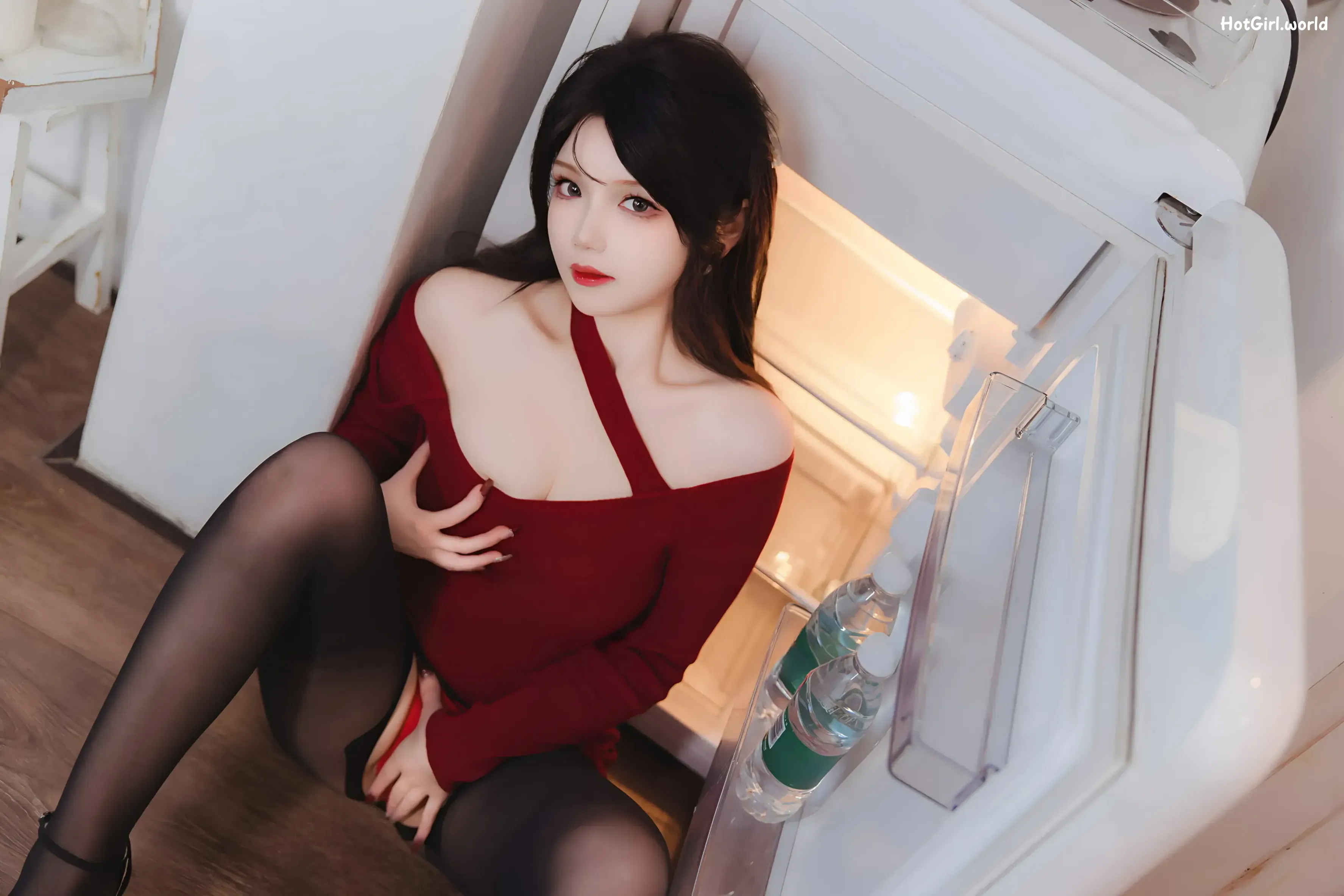 Coser-雪晴-Astra-红裙黑丝小娇妻 第14张图