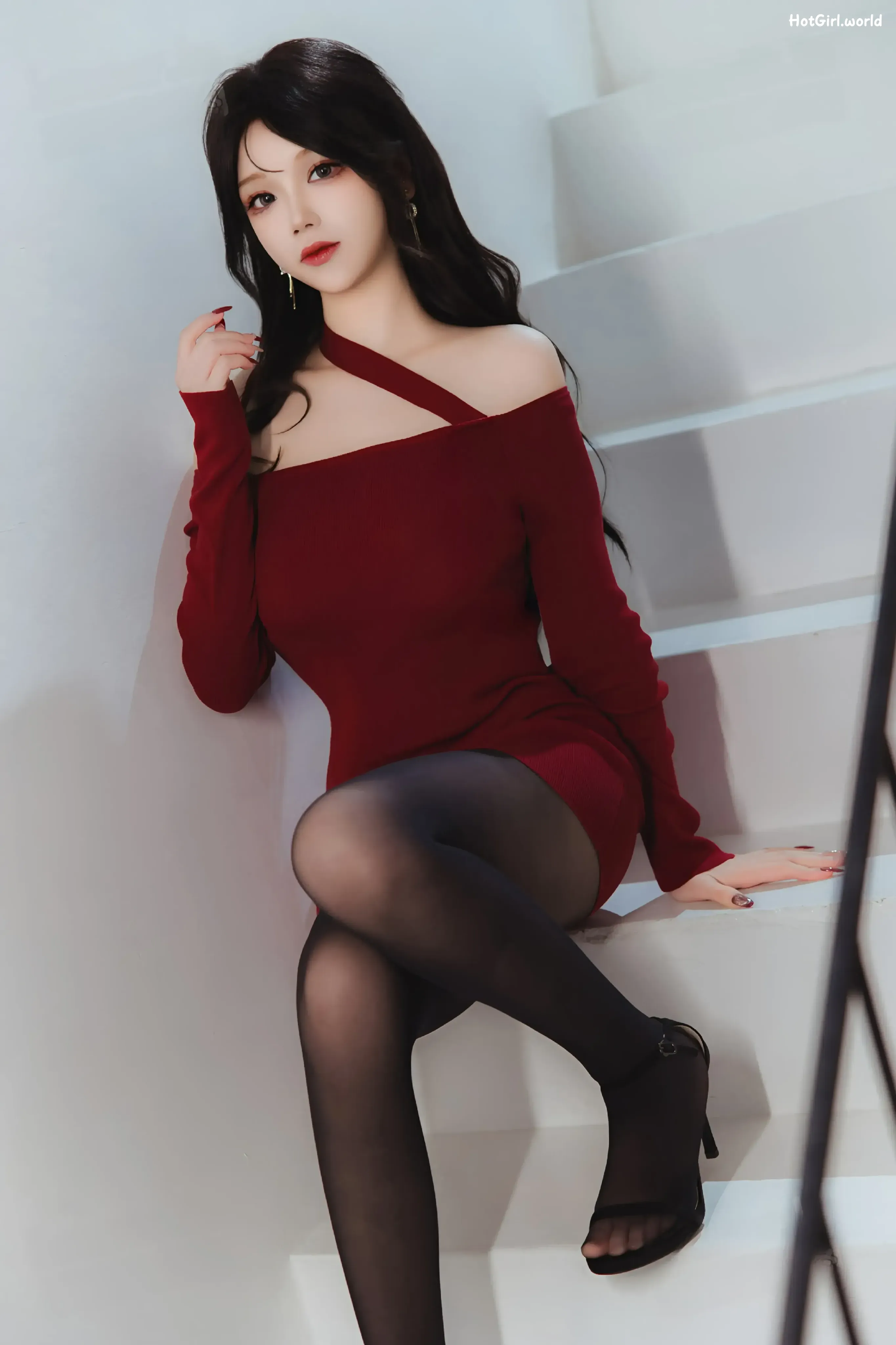 Coser-雪晴-Astra-红裙黑丝小娇妻 第57张图