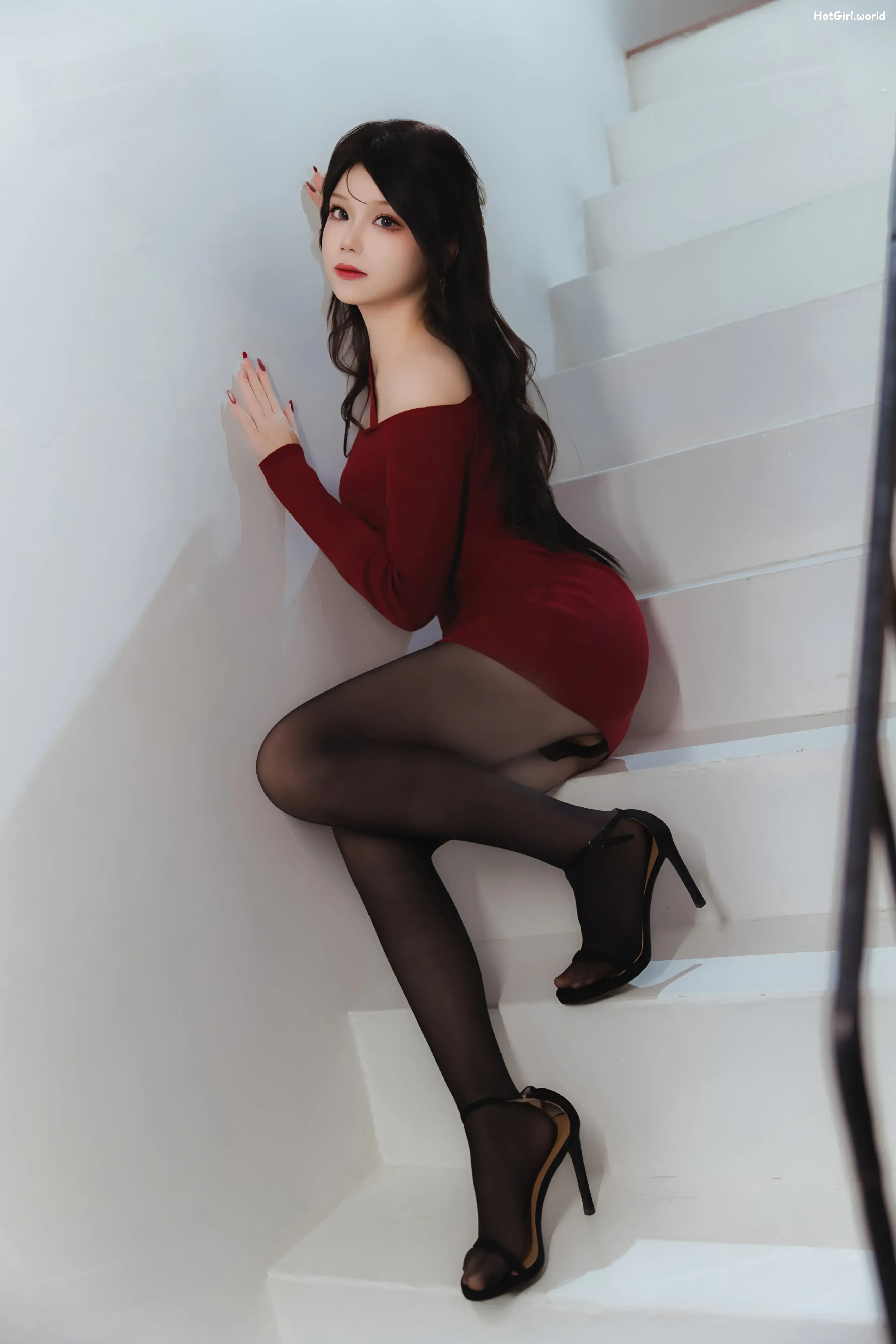 Coser-雪晴-Astra-红裙黑丝小娇妻 第58张图